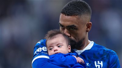 مالكوم يحضر نجله الرضيع لإستاد مباراة الهلال والفتح بالدوري السعودي (فيديو)