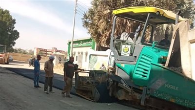 بدء أعمال توسعة ورصف الطبقة الأسمنتية بطريق 
