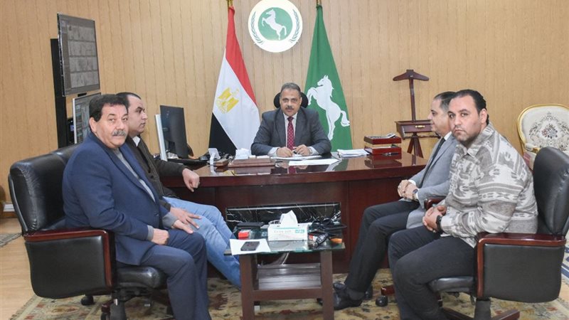 محافظ الشرقية يستعرض