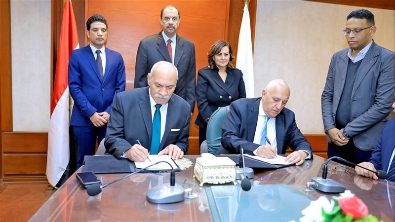 توقيع عقد حق الانتفاع