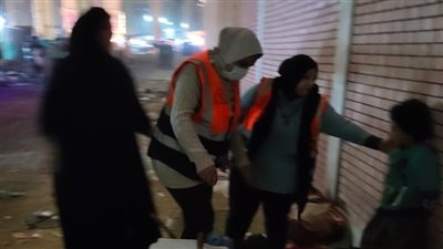 فريق التدخل السريع ينقذ سيدة بلا مأوى وطفليها حديثي الولادة بالجيزة