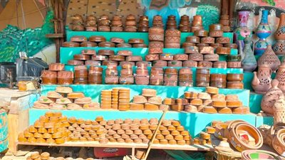 «صناعة الفخار.. فن تحويل الطين إلى تحف».. الديكور وتقديم الطعام والهدايا «أبرز الاستخدامات».. وهذه أهم الفوائد الصحية للأواني الفخارية (فيديو وصور)