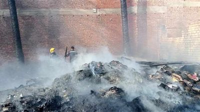 الصور الأولى لحريق نشب داخل مخزن خردة بالبدرشين