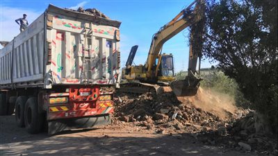 رفع 3200 طن مخلفات هدم ونواتج تطهير بحملة نظافة مكبرة بطريق طلخا شربين 