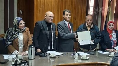 آداب بني سويف تكرم عاملًا أعاد حقيبة بها 23 ألف جنيه ورفض المكافأة 