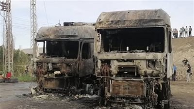 سقط عليهما سلك ضغط عال، الصور الأولى لتفحم سيارتين على طريق المنصورة 