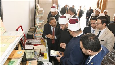 وزير الأوقاف يطلع على نوادر معرض المجلس الأعلى للشئون الإسلامية (صور)