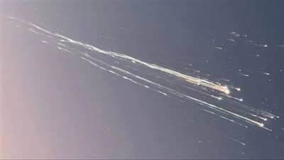 شاهد، عشرات الطائرات تغير مسارها لتفادي 