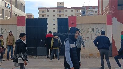 توافد طلاب الشهادة الإعدادية بمطروح على اللجان لأداء امتحان اللغة العربية (فيديو وصور) 