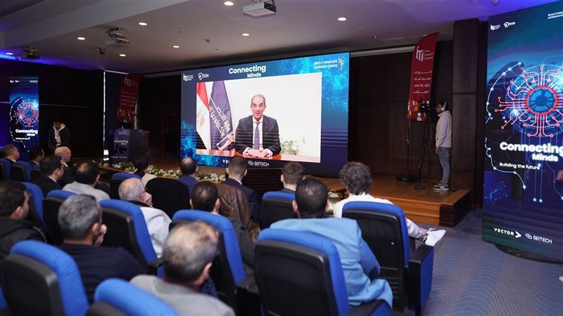 وزير الاتصالات خلال