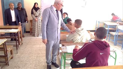 وكيل التعليم بالإسماعيلية يتفقد لجان امتحانات الشهادة الإعدادية (صور) 