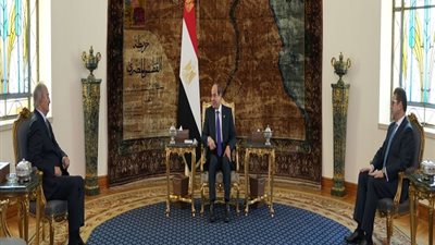 السيسي يستقبل خليفة حفتر، الرئيس يؤكد: استقرار ليبيا يرتبط ارتباطا وثيقًا مع الأمن القومي المصري.. حرص مصر على ضمان وحدة وتماسك المؤسسات الوطنية الليبية وخروج المرتزقة
