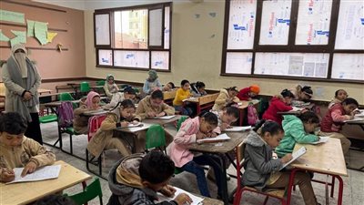 طلاب الشهادة الإعدادية بالقاهرة يؤدون امتحان مادتي اللغة العربية والتربية الدينية 