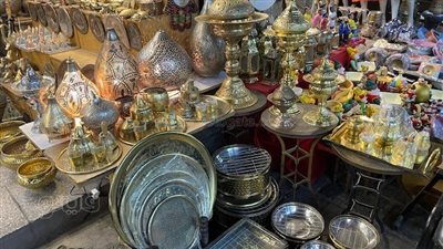 «النحاس في خان الخليلي.. سحر التراث بأيدي الحرفيين».. قدرة الفول والمكاحل وأطقم القهوة «أبرز المنتجات».. وارتفاع الأسعار يهدد العاملين بالمهنة (فيديو وصور)