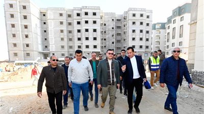 وزير الإسكان يتفقد مشروع الإسكان الأخضر بحدائق العاشر