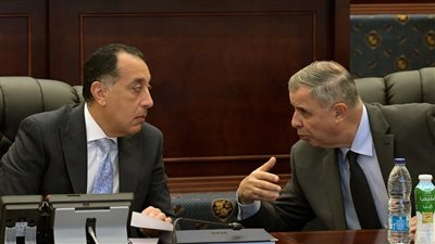 مدبولي يتابع خطط مواجهة أزمات 12 محافظة بحضور وزيرة التنمية المحلية