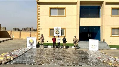 قوات حرس الحدود تنجح في ضبط مهربين بحوزتهم مواد مخدرة (صور) 