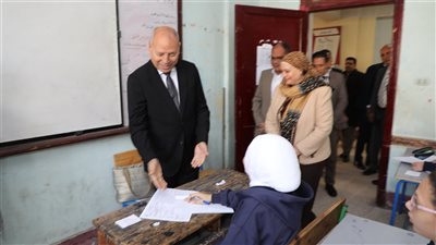 محافظ القاهرة يتفقد بعض لجان امتحانات الشهادة الإعدادية (صور)