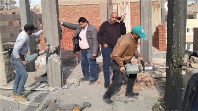إزالة فورية لأعمدة مخالفة للبناء وأخرى لتعدي على الطريق العام بحي شرق أسيوط