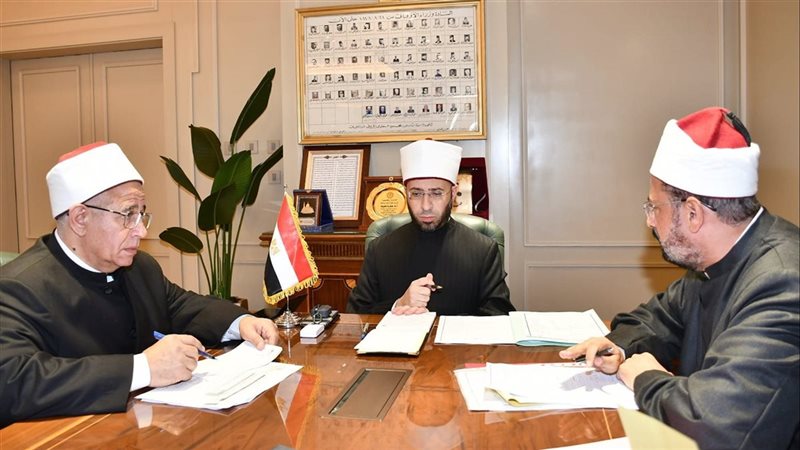 وزير الأوقاف يجتمع