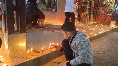 الأطفال يحتفلون بليلة عيد الغطاس بالسوق السياحي في الأقصر (فيديو وصور)