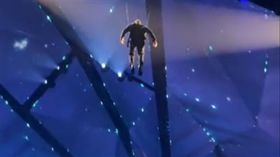 تامر حسني يطير ويتألق بأغنية 