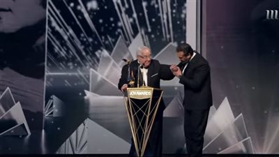 لقطة إنسانية مؤثرة، كريم عبد العزيز يقبل يد والده بعد تكريمه بـ