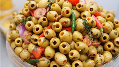 فوائد المخللات، تساعد في علاج تقلصات العضلات والتحكم في نسبة السكر بالدم