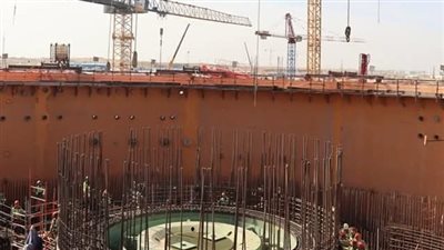 المحطات النووية لتوليد الكهرباء تعلن تركيب الهيكل المعدني أعلى مصيدة قلب المفاعل