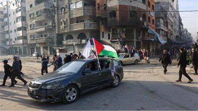 آلاف النازحين يعودون إلى غزة للبحث عن مفقودين تحت الأنقاض