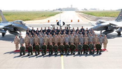  وزير الدفاع يتفقد إحدى القواعد الجوية ويلتقي عددا من المقاتلين