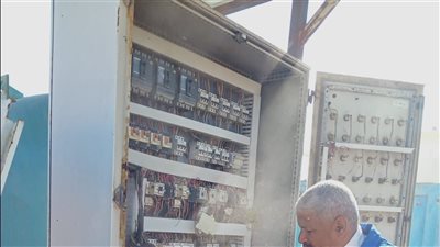 صيانة لوحات كهرباء محطات مياه الشرب والصرف الصحي بمدن القناة (صور)