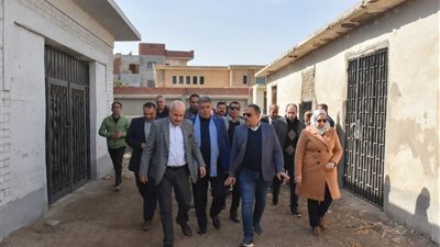 محافظ الشرقية يُفاجئ العاملين بالإدارتين البيطرية والزراعية بمركز أبو حماد