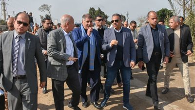 محافظ الشرقية: تمهيد ورفع كفاءة الطريق المؤدي لقرية وادى الملاك 