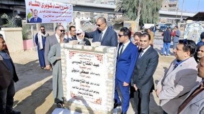 محافظ سوهاج يضع حجر الأساس لإنشاء كوبري مشاة بمنطقة الثلاث كباري 