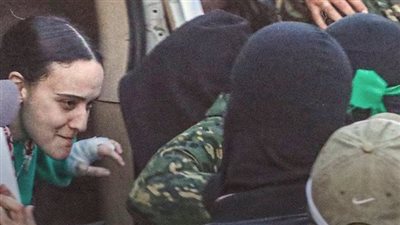 ابتسامة وعلم فلسطين، مشاهد توثق لحظة تسليم الأسيرات الإسرائيليات في قطاع غزة (صور)