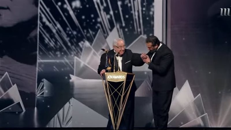 كريم عبد العزيز يقبل