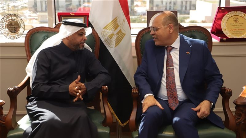 وزير العمل يلتقي