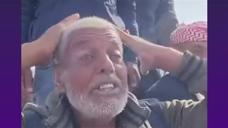 مسن فلسطيني يقبل