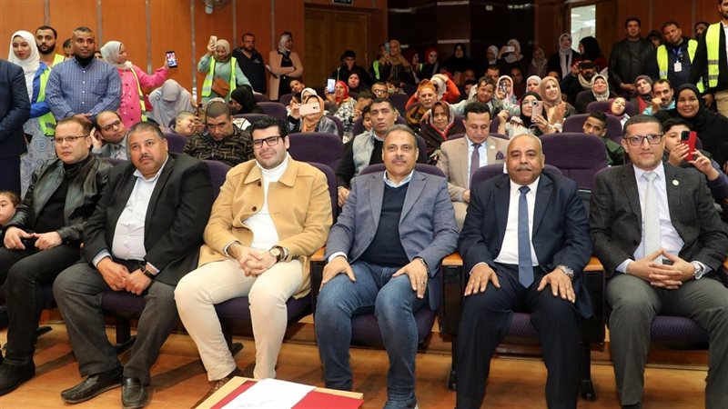 محافظ الشرقية يسلم