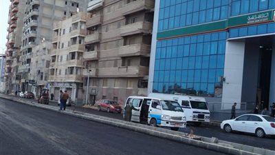 استكمال أعمال الرصف بالأسفلت بطريق كورنيش النيل بدمياط