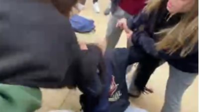 أول تعليق من والد طالبة التجمع بعد قرار إخلاء سبيل المتهمات بالاعتداء على ابنته 