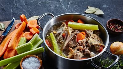 الشوربة السحرية للحفاظ على المفاصل، فوائد مرق العظام وطريقة تحضيره