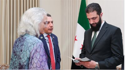  أحمد الشرع يلتقي والدة الصحفي الأمريكي أوستن تايس في دمشق (صور)