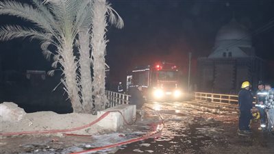 السيطرة على حريق ثلاجة المواد الغذائية بالقليوبية وبدء عملية التبريد (صور)