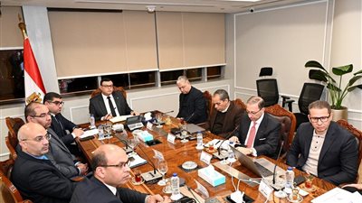 وزير الإسكان يتابع مع 