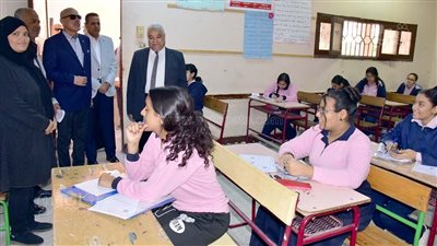 محافظ الأقصر يتابع انتظام امتحانات الشهادة الإعدادية (صور)