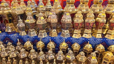 فوانيس رمضان تضئ الخيامية بجوار باب زويلة.. نحاس وصاج وبلاستيك «أبرز الأنواع».. أسعارها تصل لـ 800 جنيه.. وإقبال كثيف على الطرازات التقليدية (فيديو وصور) 