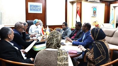 رئيس جامعة الأقصر تترأس اجتماع مجلس شئون خدمة المجتمع 