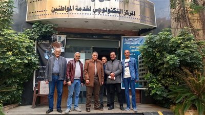 رئيس حى وسط بالإسكندرية يتابع العمل بالمركز التكنولوجي لخدمة المواطنين